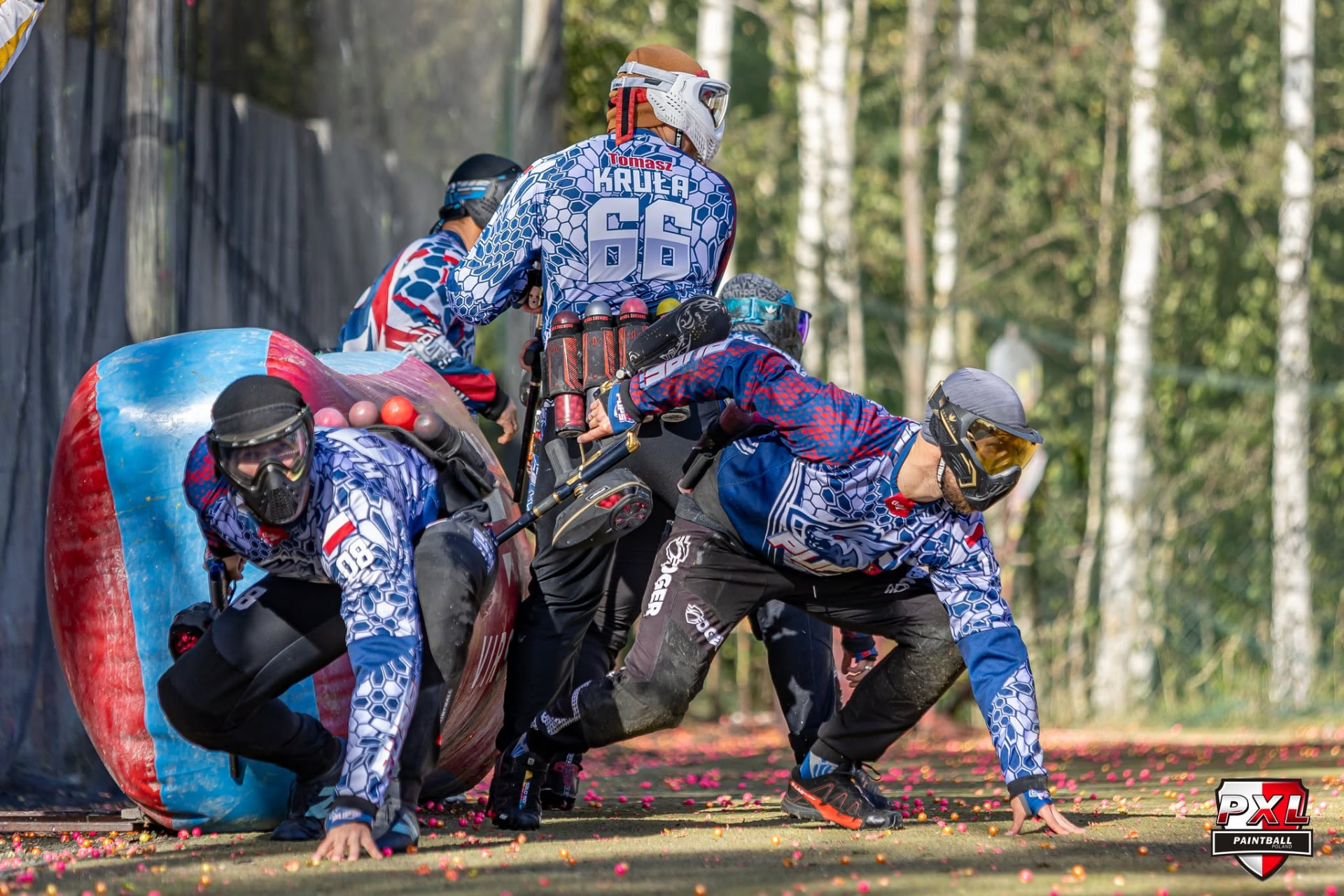 Zawodnicy PUPS Wrocław podczas turniejowego meczu paintballa na polu speedballowym
